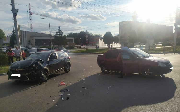 В Рязани Kia протаранила Renault, пострадали один взрослый и три ребёнка